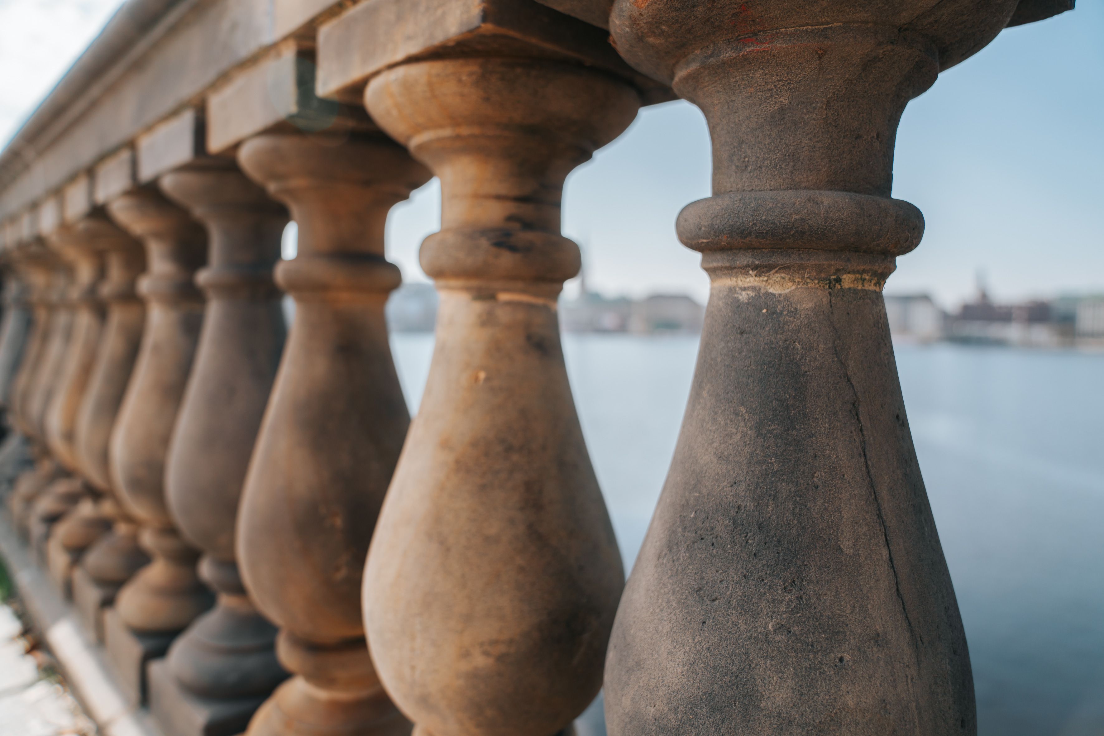 Balustrade an der Alster mit Blick auf die Hamburger Innenstadt