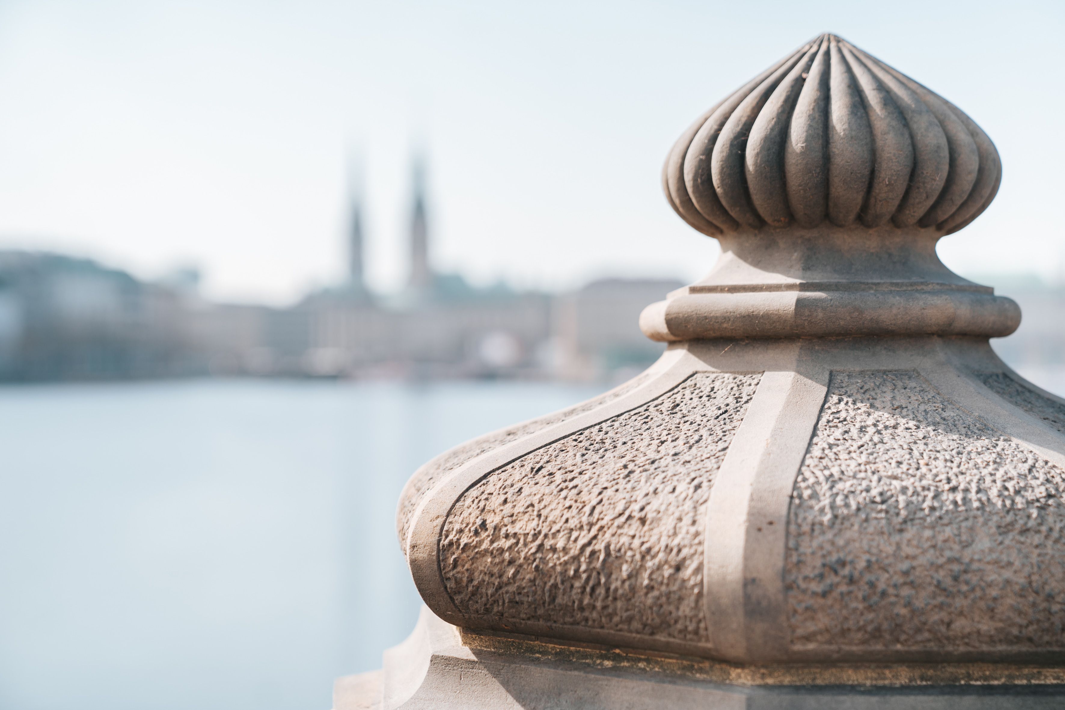 Kugelornament am Alster-Ufer vor der Hamburger Innenstadt